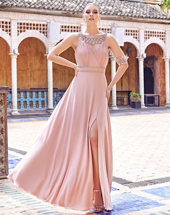 Robe longue rose pâle avec détails sophistiqués, idéale pour occasions spéciales ou événements formels. Conçue pour un look chic et féminin, mettant en valeur la silhouette.