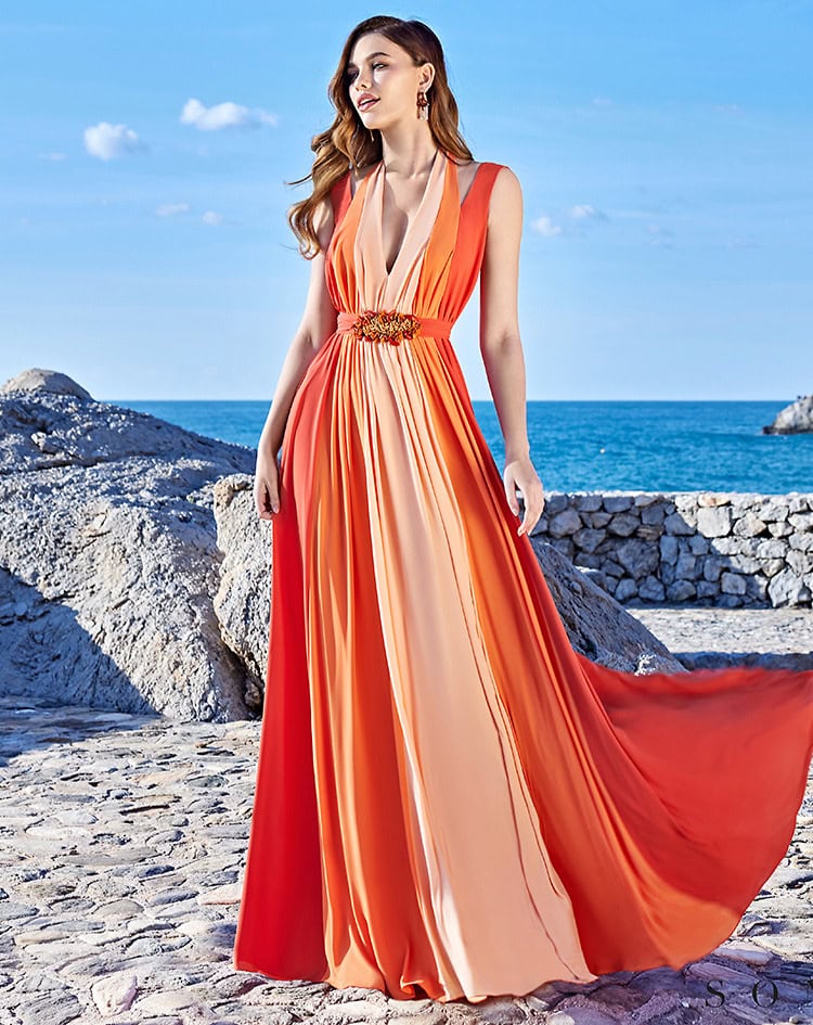 Robe longue orange et beige avec décolleté profond, idéale pour événements estivaux ou soirées en bord de mer, mettant en valeur la silhouette avec un design sophistiqué.