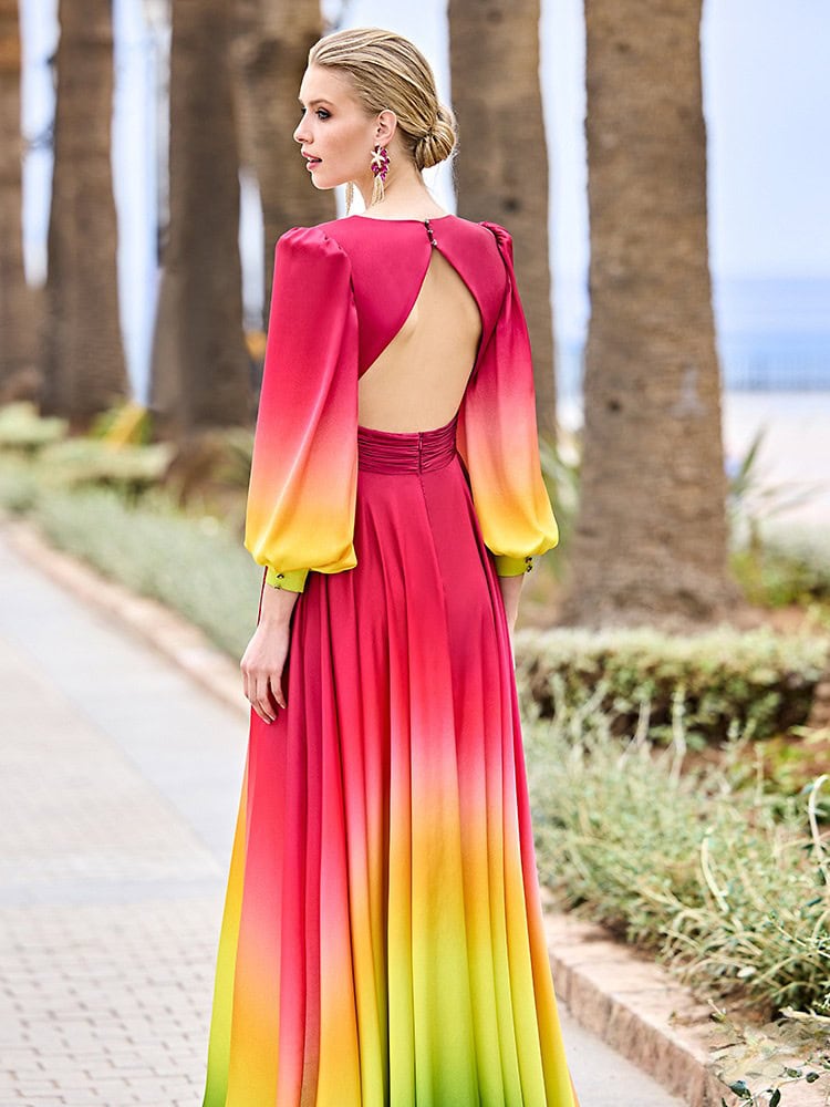 Vêtement de plage coloré pour femmes avec dégradé rose, jaune et vert, longue robe fluide avec dos nu, parfait pour l'été et les vacances à la plage.