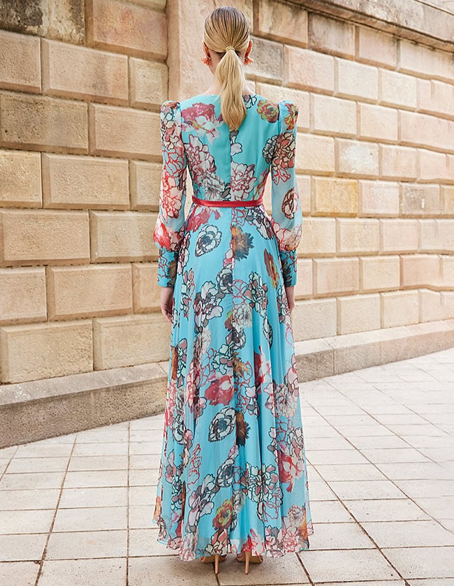 Robe longue florale en tissu léger avec motifs colorés, idéale pour les occasions spéciales ou l'été. Conçue pour un style sophistiqué et confortable, cette robe met en valeur la silhouette féminine.