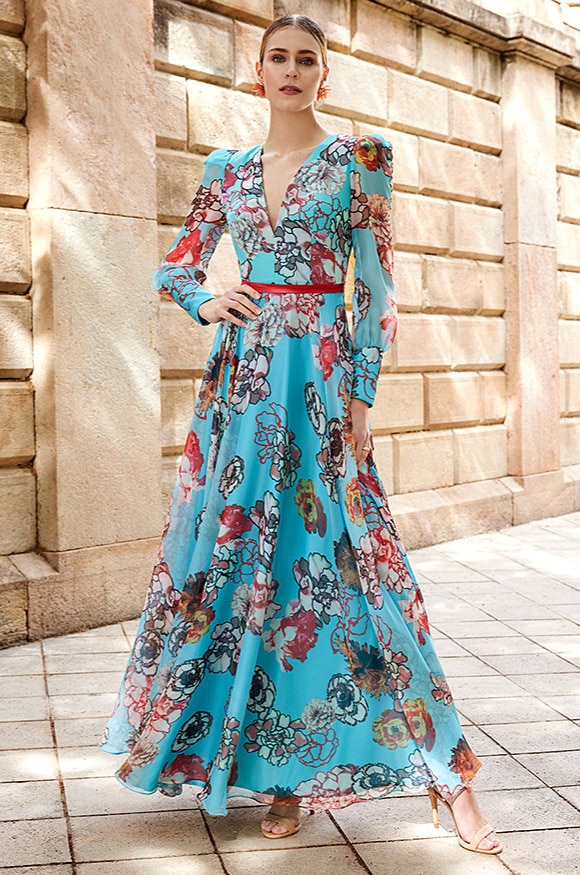 Robe longue florale en tissu léger avec motifs colorés, idéale pour occasions spéciales ou événements estivaux, mettant en valeur un style féminin et sophistiqué.