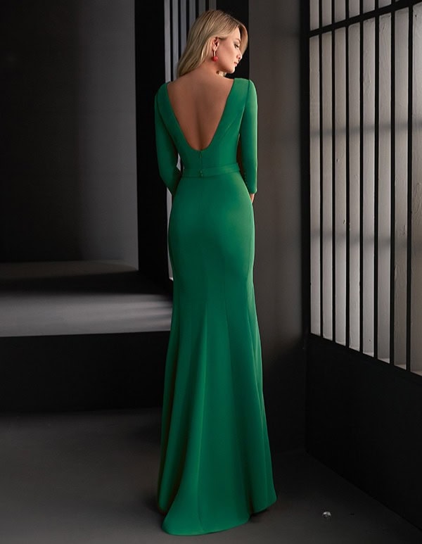 Robe longue verte élégante avec décolleté dans le dos, parfaite pour une occasion spéciale ou une soirée chic. Conçue pour mettre en valeur la silhouette avec un tissu fluide et sophistiqué.