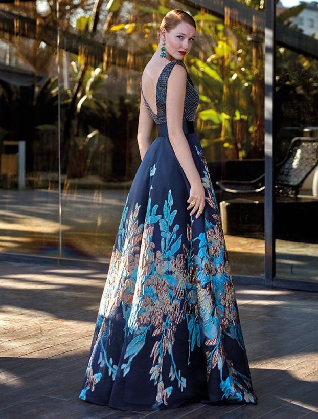 Robe longue de soirée avec motifs floraux bleus, idéale pour événements formels ou occasions spéciales, mettant en valeur la silhouette avec un design sophistiqué et tendance.