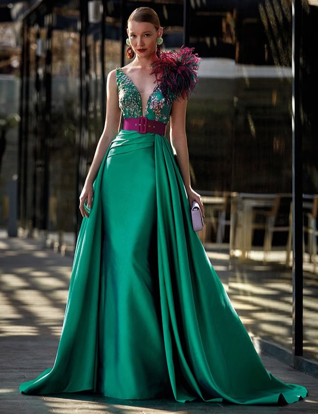 Robe de soirée verte avec bustier en sequins et détails en plumes roses, ceinture violette, idéale pour événements formels et galas.