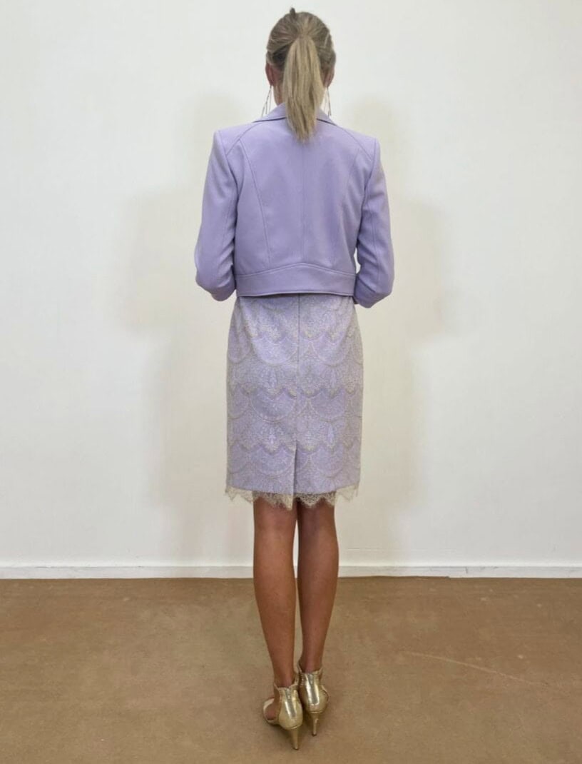 Balayez la mode avec cette tenue sophistiquée, associant une veste lilas et une jupe en dentelle pastel, idéale pour une allure chic et féminine.
