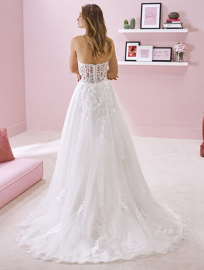 Summer dos White One robe de mariée A-line trapèze princesse bustier coeur dentelle jupe tulle et dentelle évasée traîne magasin de robes de mariée Annecy