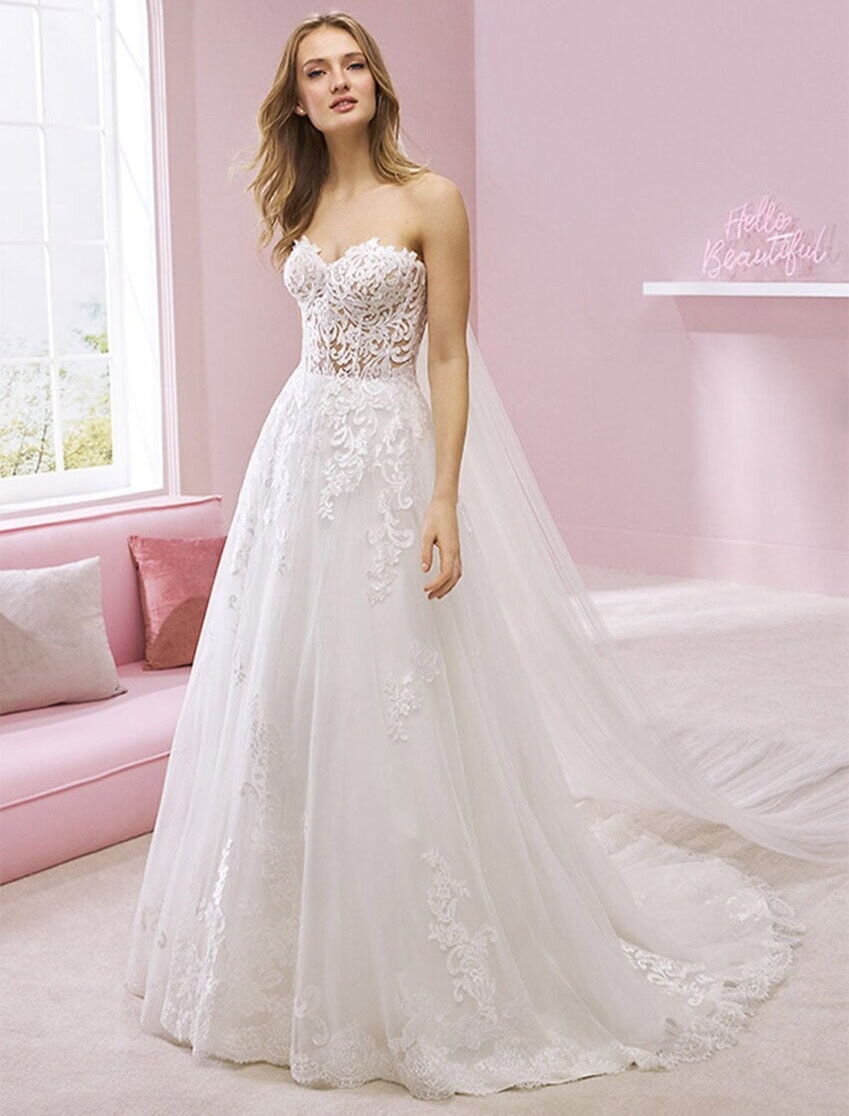 Summer face White One robe de mariée A-line trapèze princesse bustier coeur dentelle jupe tulle et dentelle évasée traîne magasin de robes de mariée Annecy