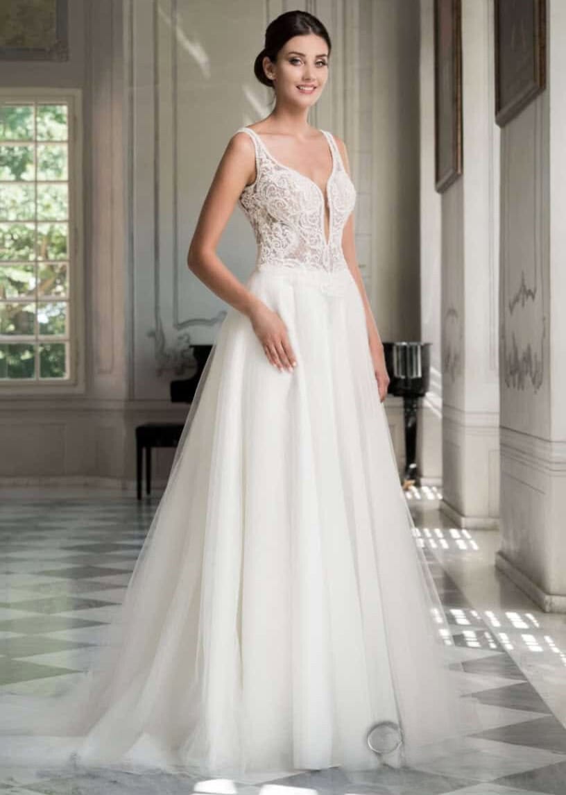 Ashley face MS Moda robe de mariée princesse A-line trapèze top guipure décolleté V jupe tulle traîne magasin de robes de mariée Paris