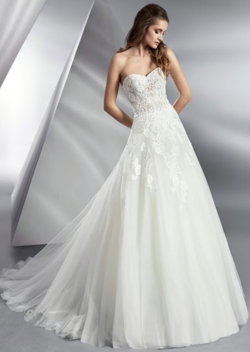 Beluga face Modeca robe de mariée princesse bustier coeur top dentelle jupe tulle plat applications de dentelle traîne magasin de robes de mariée Nogent sur Marne