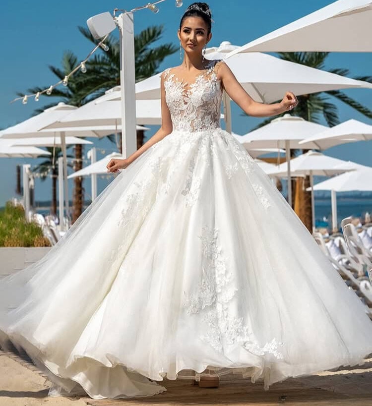 Chanelle face MS Moda robe de mariée princesse top transparence de dentelle jupe tulle applications de dentelle traîne magasin de robes de mariée Paris
