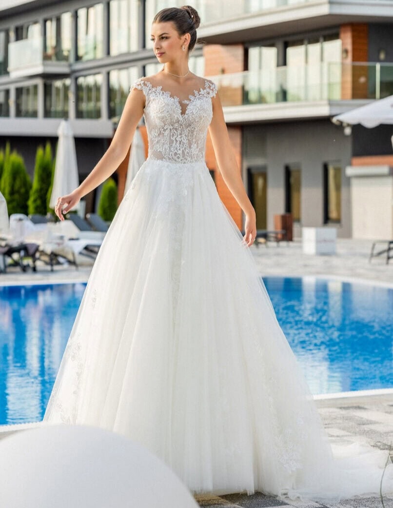 Cleopatra face MS Moda robe de mariée princesse top transparence de dentelle jupe tulle et dentelle traîne magasin de robes de mariée Nogent-sur-Marne