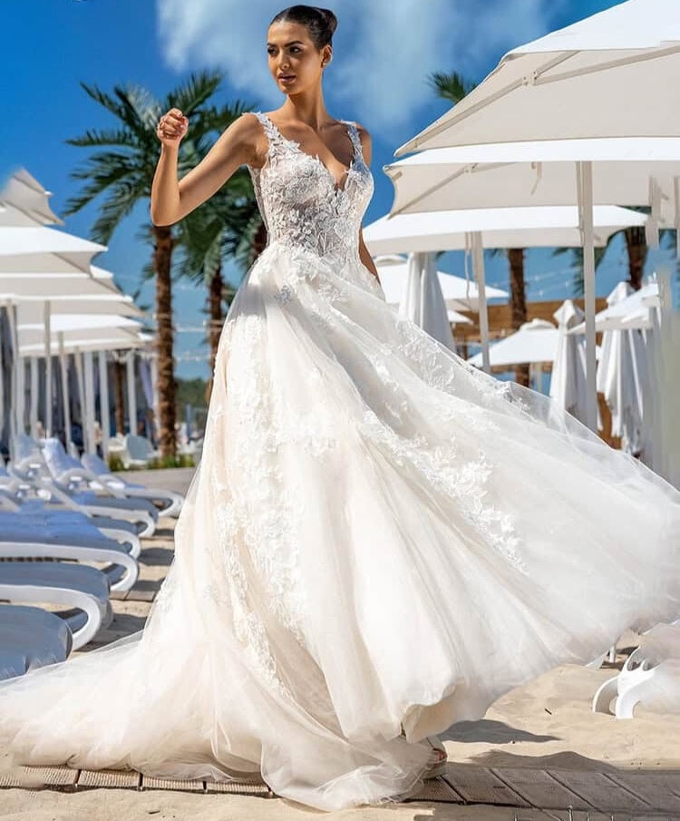 Editta face MS Moda robe de mariée princesse tulle dentelle décolleté V bretelles applications de dentelle sur la jupe traîne boutique de robes de mariée Paris