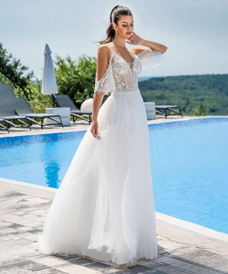 Elodie face MS Moda robe de mariée A-line trapèze fluide bustier dentelle perlée décolleté V bretelles fines manches fluides dentelle perlée jupe tulle magasin de robes de mariée Paris