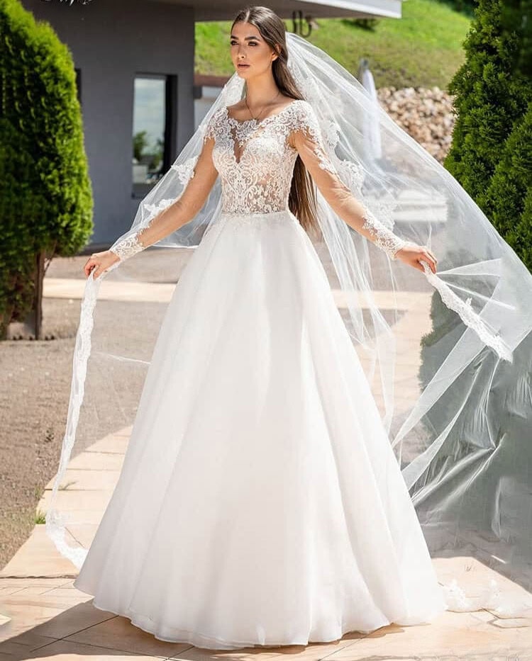 Frida face MS Moda robe de mariée princesse top décolleté bateau manches longues dentelle jupe tulle plat magasin de robes de mariée Annecy