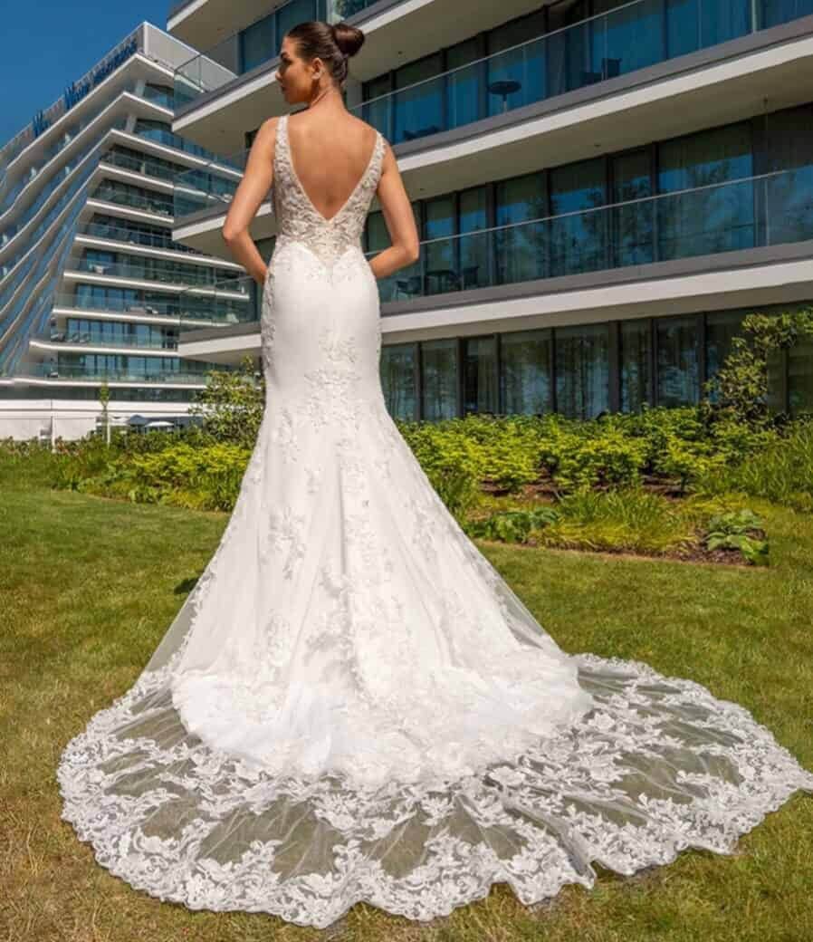 Gill dos MS Moda robe de mariée sirène top dentelle décolleté V découpe pointe jupe crêpe et dentelle fente latérale traîne festonnée de dentelle magasin de robes de mariée Annecy