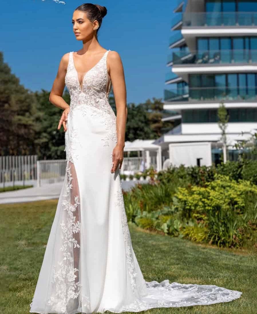 Gill face MS Moda robe de mariée sirène top dentelle décolleté V découpe pointe jupe crêpe et dentelle fente latérale traîne festonnée de dentelle magasin de robes de mariée Annecy