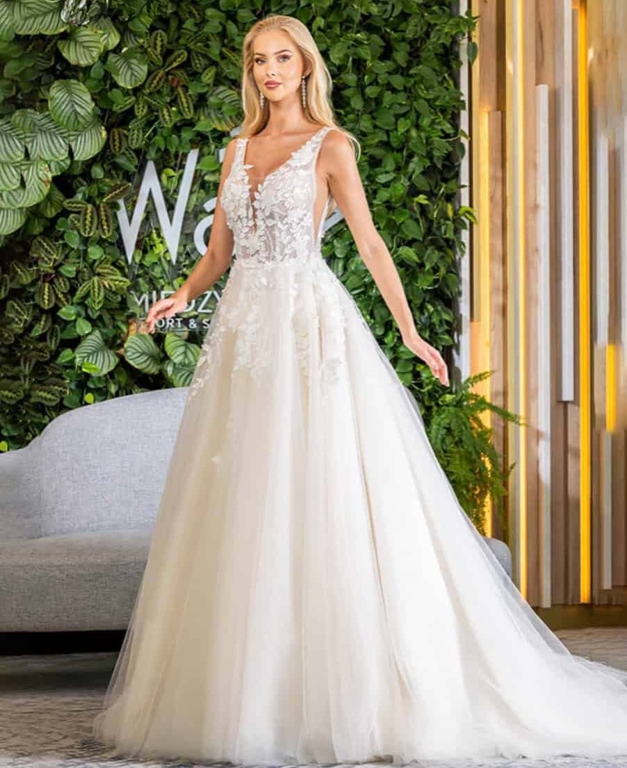 Harmony face MS Moda robe de mariée princesse top bretelles dentelle décolleté V jupe tulle applications de dentelle traîne magasin de robes de mariée Paris