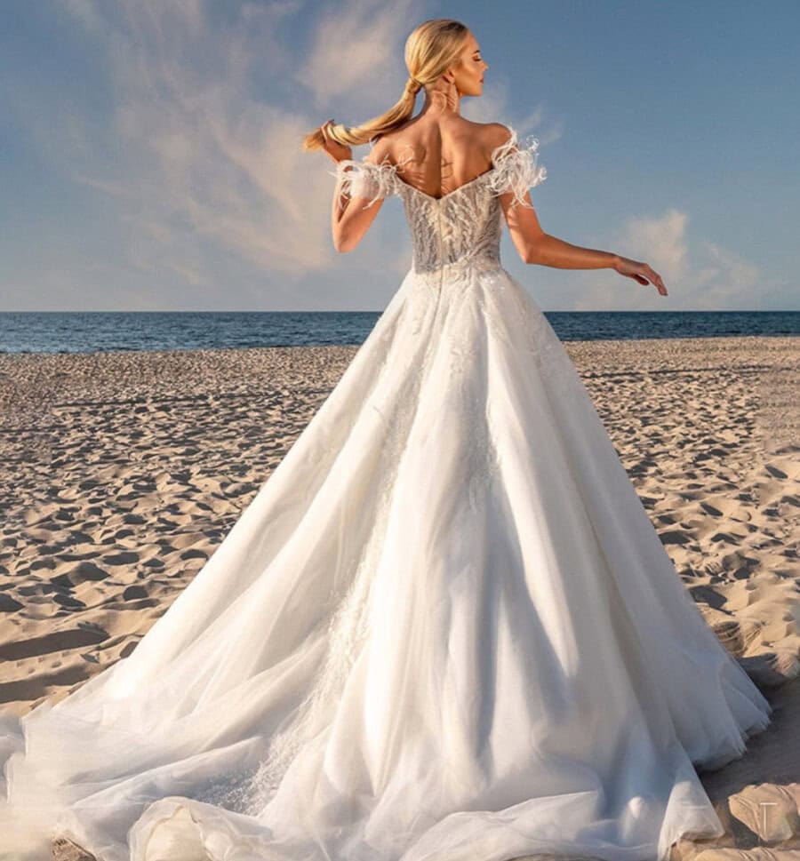 Loretta dos MS Moda robe de mariée princesse tulle top dentelle manchettes dentelle plumes jupe tulle traîne magasin de robes de mariée Paris Annecy