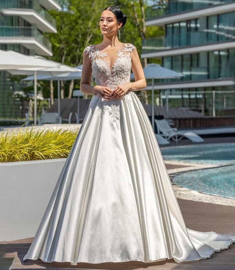 Raquel-face-MS-Moda-robe-de-mariee-princesse-satin-top-transparence-de-dentelle-jupe-a-plis-applications-de-dentelle-traine-magasin-de-robes-de-mariee-Annecy