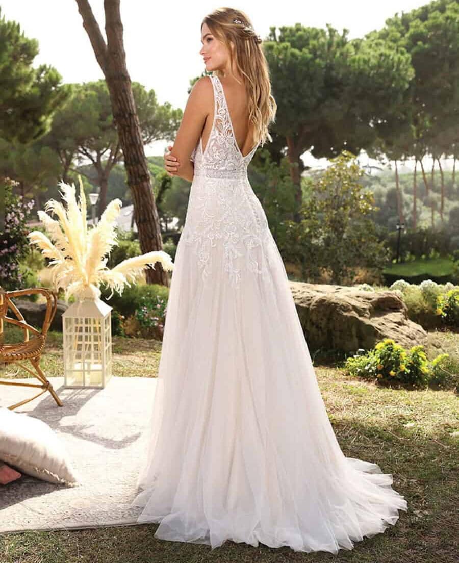 Cait dos Ladybird robe de mariée A-line trapèze top dentelle décolleté V jupe tulle applications de dentelle traîne magasin de robes de mariée Annecy