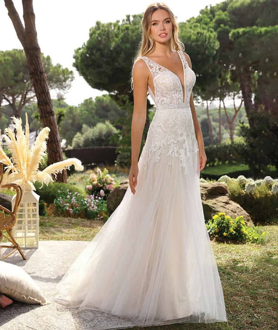 Cait face Ladybird robe de mariée A-line trapèze top dentelle décolleté V jupe tulle applications de dentelle traîne magasin de robes de mariée Annecy