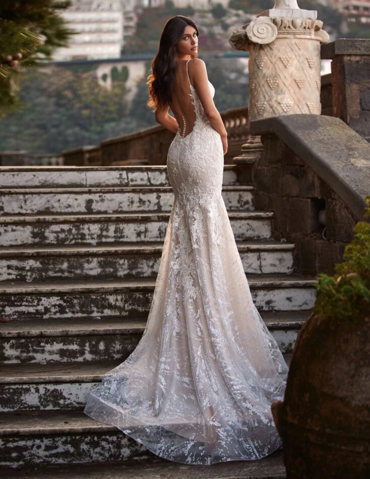 Almara dos Pollardi robe de mariée sirènde dentelle traîne décolleté profond fines bretelles magasin de robes de mariée Paris