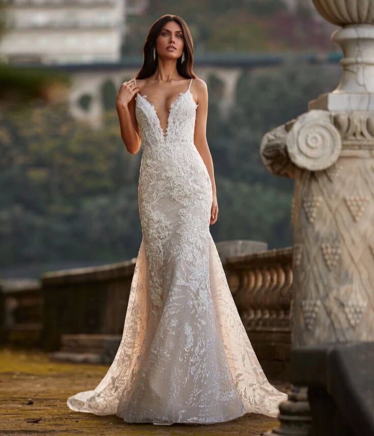 Almara face Pollardi robe de mariée sirènde dentelle traîne décolleté profond fines bretelles magasin de robes de mariée Paris