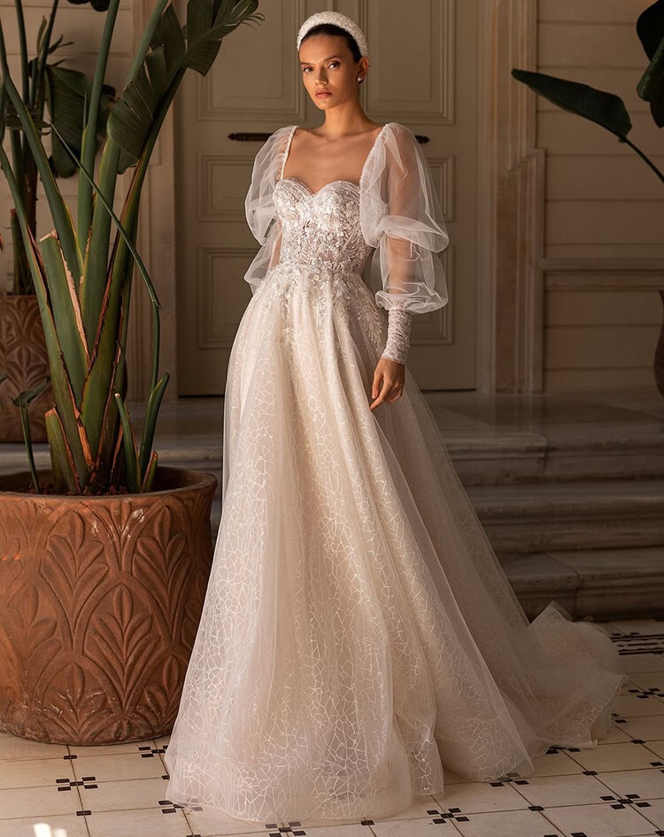 Benedixia face Pollardi robe de mariée A-line trapèze tulle dentelle bustier corset manches bouffantes longues amovibles traîne magasin de robes de mariée Annecy Benedixia face Pollardi robe de mariée A-line trapèze tulle dentelle bustier corset manches bouffantes longues amovibles traîne magasin de robes de mariée Annecy