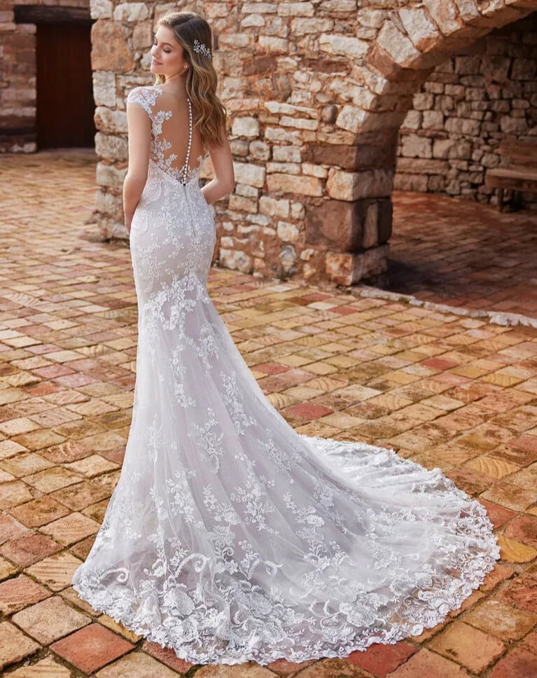 Gugma dos White One robe de mariée sirène dentelle top décolleté V traîne glamour sexy moulante boutique de robes de mariée Annecy