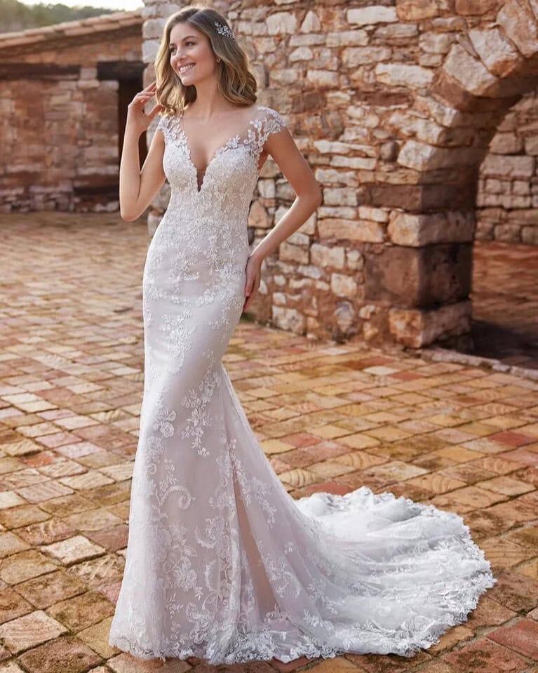 Gugma face White One robe de mariée sirène bustier coeur bretelles larges transârence de dentelle traîne glamour sexy moulante magasin de robes de mariée Annecy