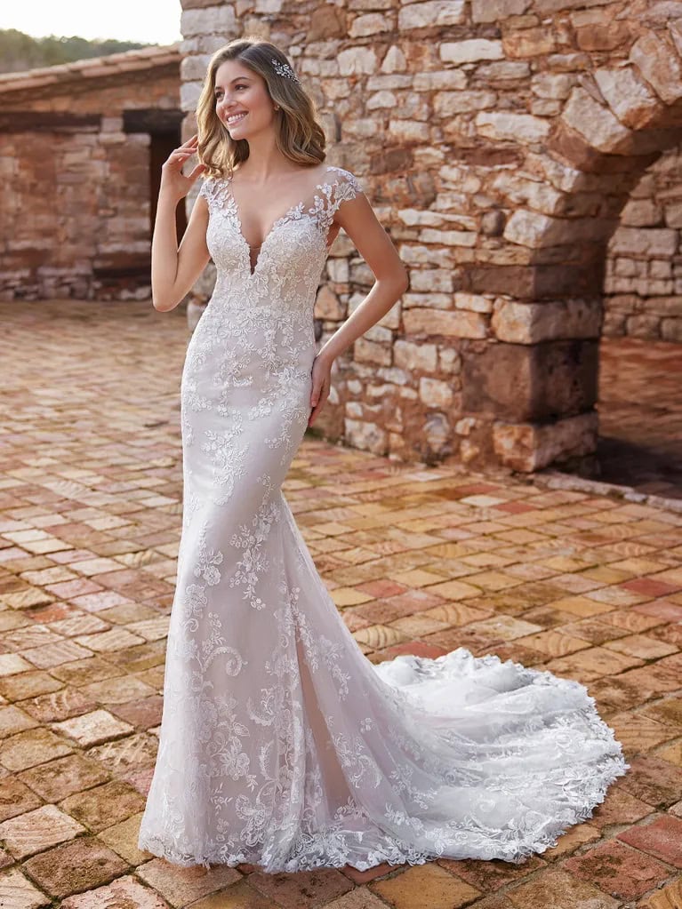 Gugma face White One robe de mariée sirène dentelle top décolleté V traîne glamour sexy moulante boutique de robes de mariée Annecy