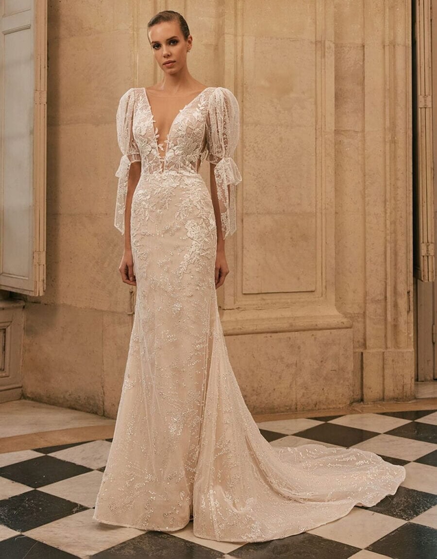 Larta face Pollardi robe de mariée sirène dentelle perlée top décolleté profond manches 3:4 bouffantes traîne magasin de robes de mariée Paris