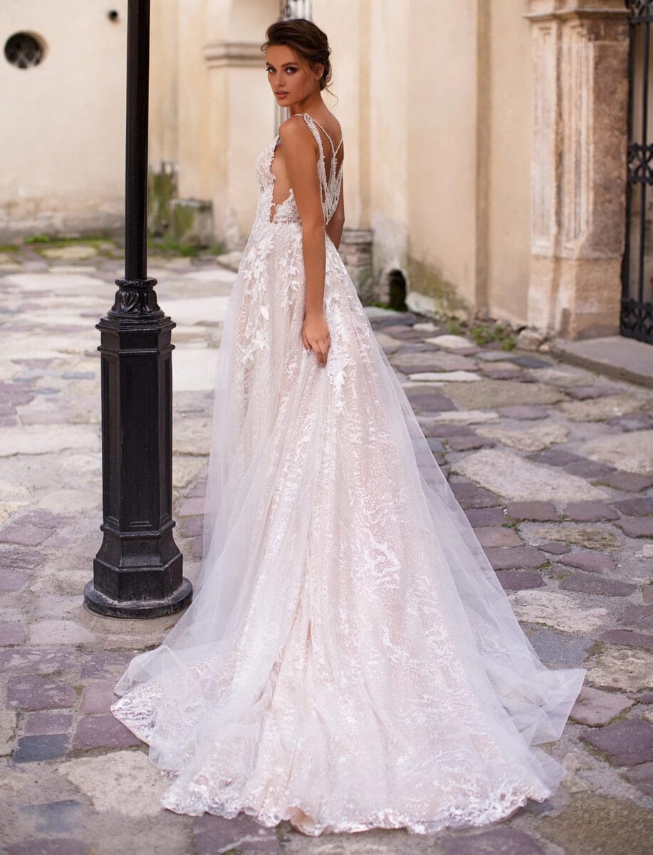 Liberica dos Pollardi robe de mariée A-line trapèze tulle dentelle top dentelle décolleté profond jupe dentelle et tulle boutique de robes de mariée Paris