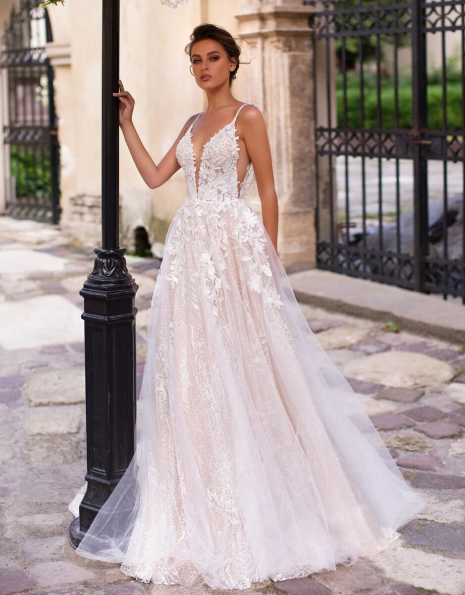 Liberica face Pollardi robe de mariée A-line trapèze tulle dentelle top dentelle décolleté profond jupe dentelle et tulle boutique de robes de mariée Paris