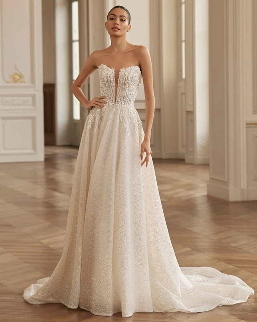 Sensorra-face-Pollardi-robe-de-mariee-A-line-trapeze-fluide-bistier-coeur-dentelle-jupe-traine-magasin-de-robes-de-mariee-Annecy