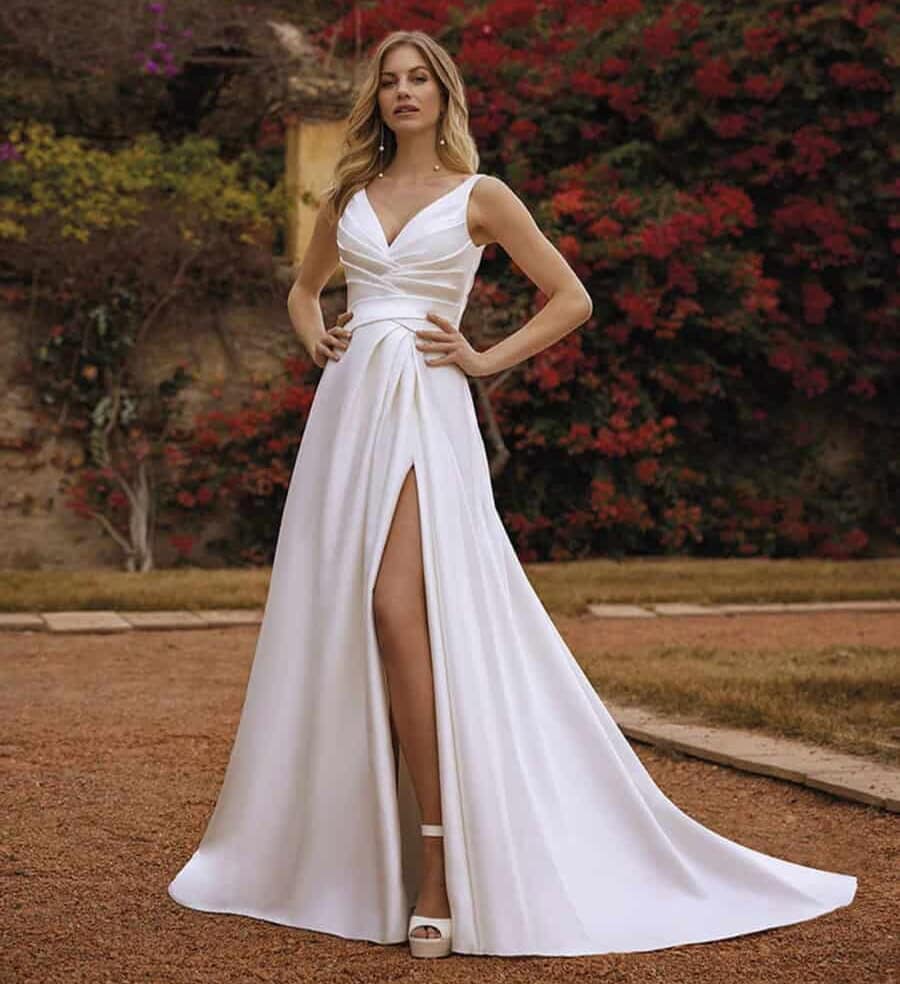 Teena face White One robe de mariée trapèze A-line satin décolleté V top drapé jupe fendue traîne magasin de robes de mariée Nogent sur Marne