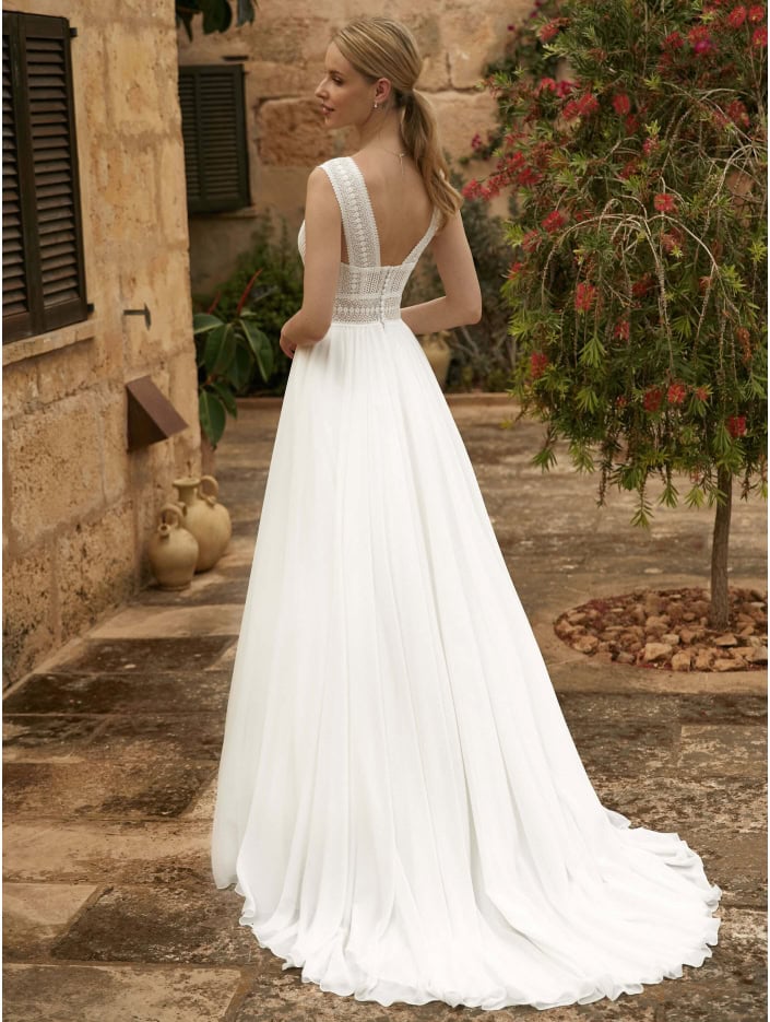 Wendy dos Bianco Evento robe de mariée princesse guipure mousseline décolleté V bretelles larges ceinture magasin de robes de mariée Annecy