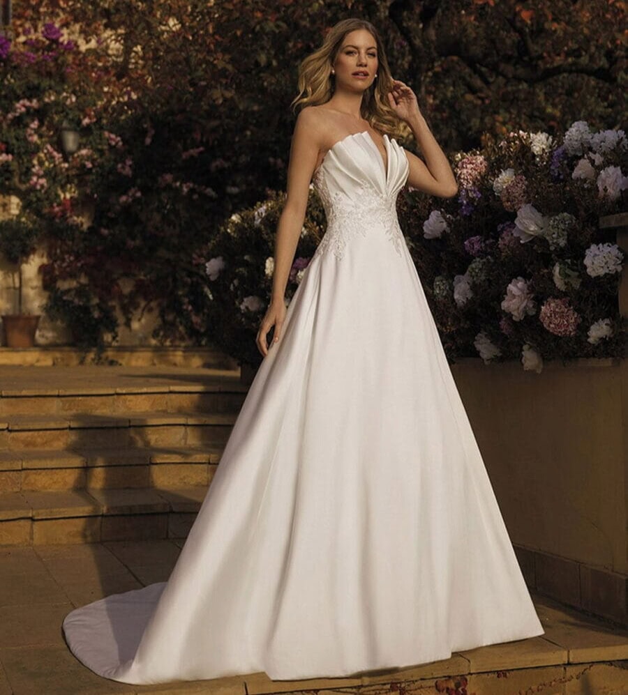 Woolfy face White One robe de mariée A-line trapèze satin bustier plissé décolleté V ceinture dentelle traîne magasin de robes de mariée Nogent sur Marne