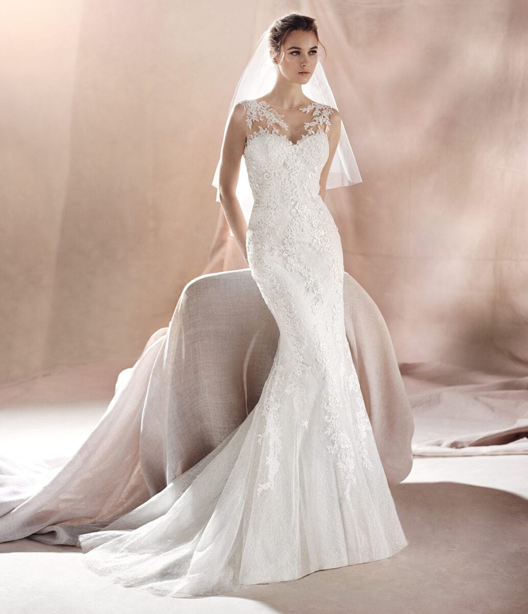 saura face White One robe de mariée sirène dentelle top transparence de dentelle traîne magasin de robes de mariée Nogent sur Marne