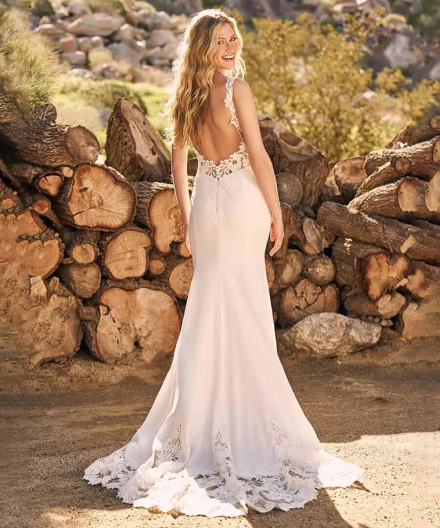 66302 dos Lillian West robe de mariée sirène fluide boheme top dentelle décolleté V jupe crepe dentelle traine festonnée de dentelle magasin de robes de mariée Annecy