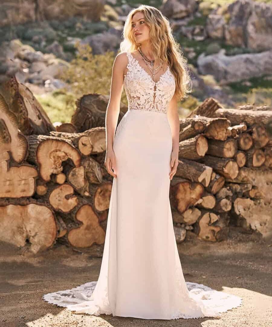 66302 face Lillian West robe de mariée sirène fluide boheme top dentelle décolleté V jupe crepe dentelle traine festonnée de dentelle magasin de robes de mariée Annecy