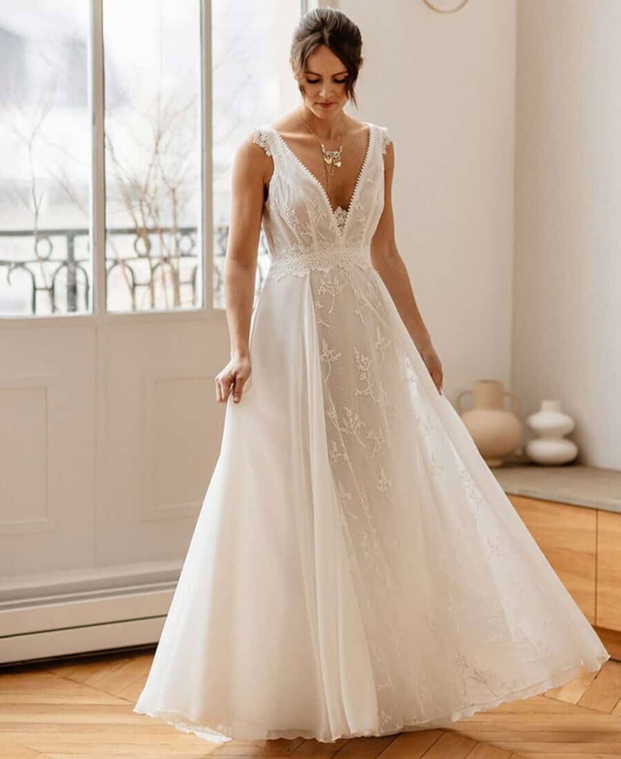 Clair obscur face Elsa Gary robe de mariée A-line trapèze fluide mousseline dentelle décolleté V magasin de robes de mariée Annecy