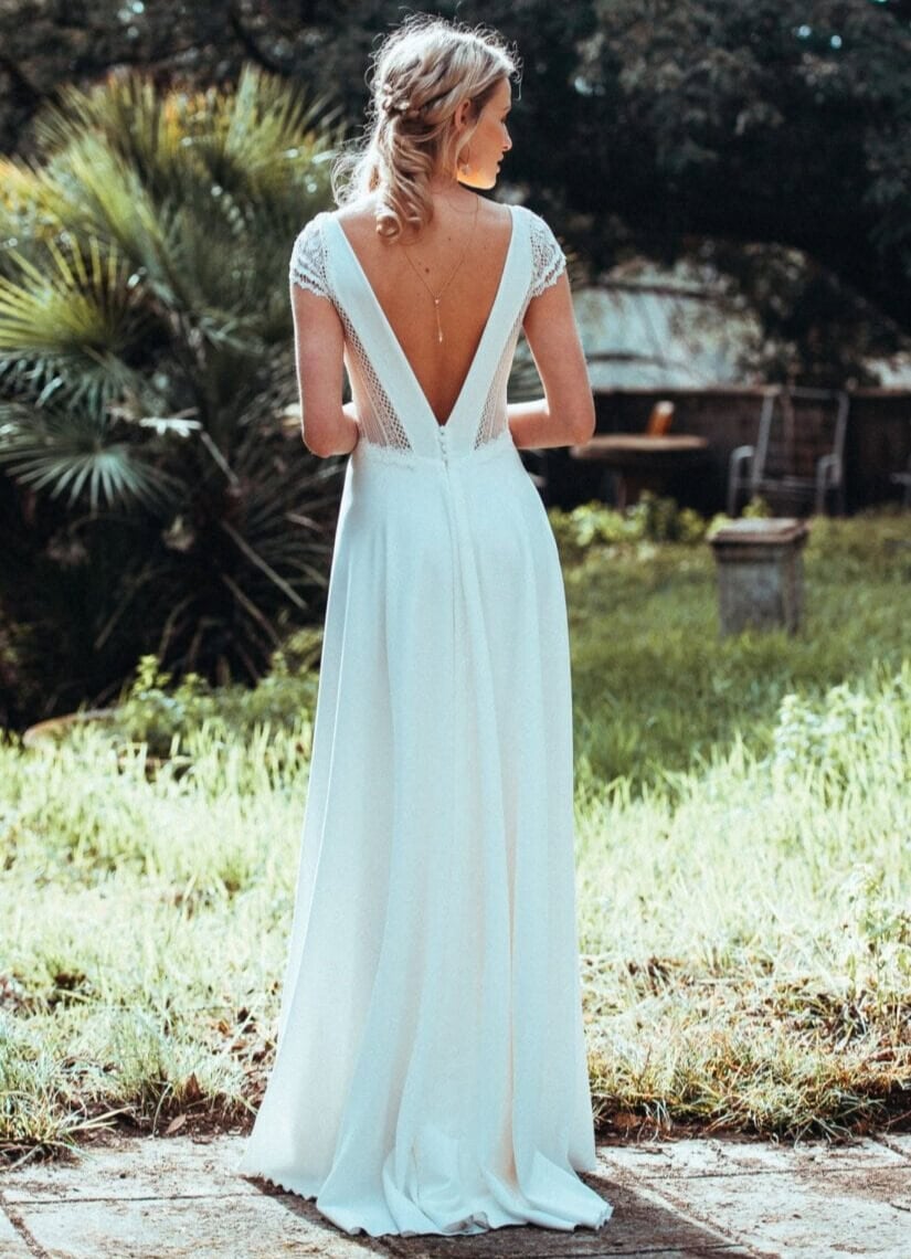 Esperance dos Elsa Gary robe de mariée flui évasée top dentelle manches courtes jupe évasée plis crêpe boheme épurée simple sobre magasin de robes de mariée Annecy