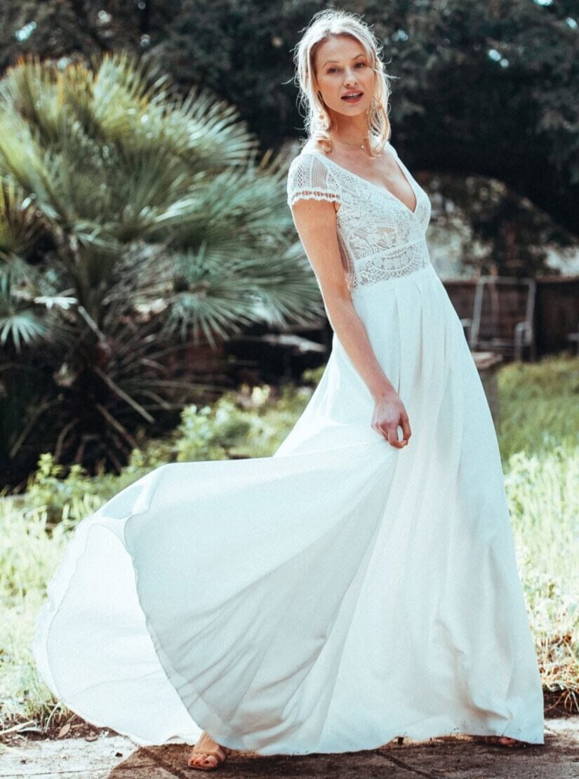 Esperance face Elsa Gary robe de mariée flui évasée top dentelle manches courtes jupe évasée plis crêpe boheme épurée simple sobre magasin de robes de mariée Annecy
