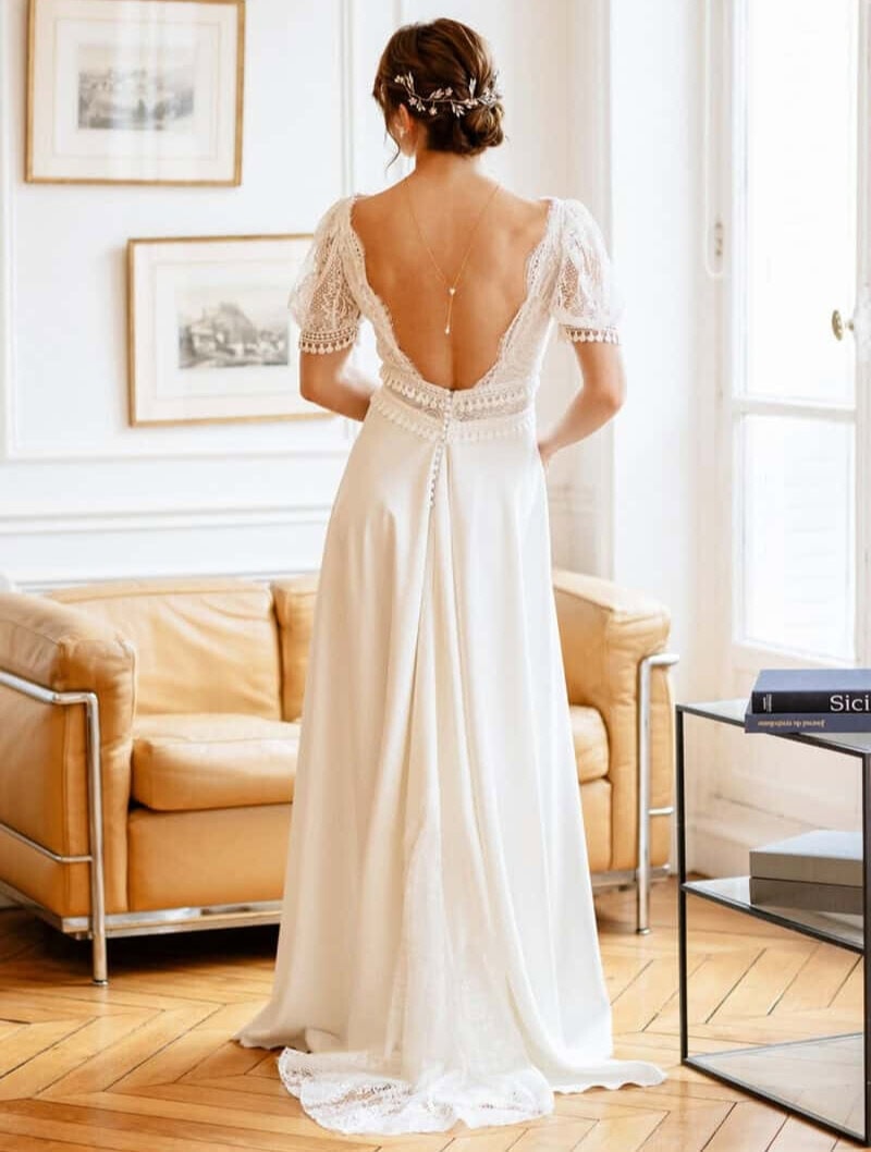 Isadora-dos-Elsa-Gary-robe-de-mariee-A-line-trapeze-fluide-crepe-top-dentelle-decollete-V-manches-courtes-dentelle-boutique-de-robes-de-mariee-Annecy