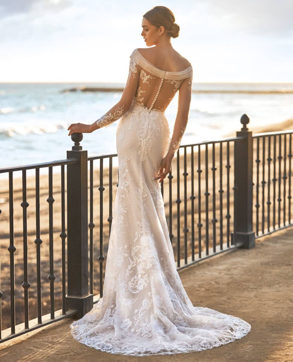 Altair dos Pronovias robe de mariée dentelle sirène décolleté V drapé de tulle sur traîne mousseline magasin de robes de mariée Nogent sur Marne