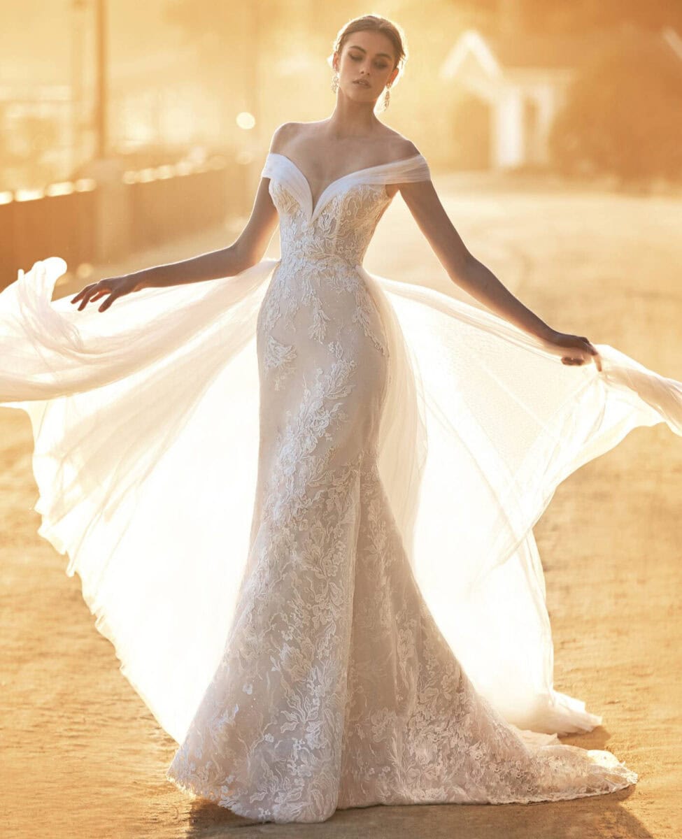 Altair face Pronovias robe de mariée dentelle sirène décolleté V drapé de tulle sur traîne mousseline magasin de robes de mariée Nogent sur Marne