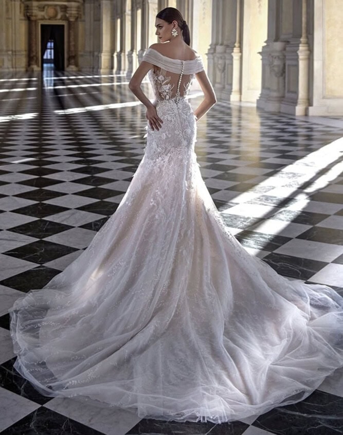 Cassandra dos Pronovias robe de mariée sirène fourreau dentelle décolleté Bardot drapé tulle traîne glamour sexy féminine moulante ajustée magasin de robes de mariée