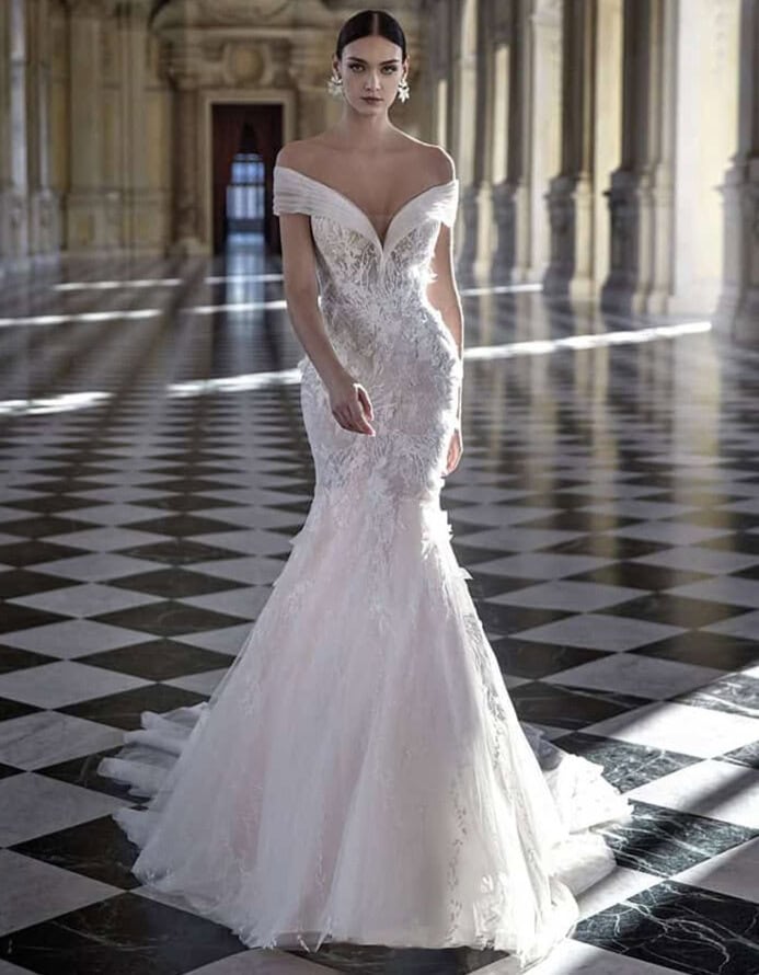 Cassandra face Pronovias robe de mariée sirène fourreau dentelle décolleté Bardot drapé tulle traîne glamour sexy féminine moulante ajustée magasin de robes de mariée