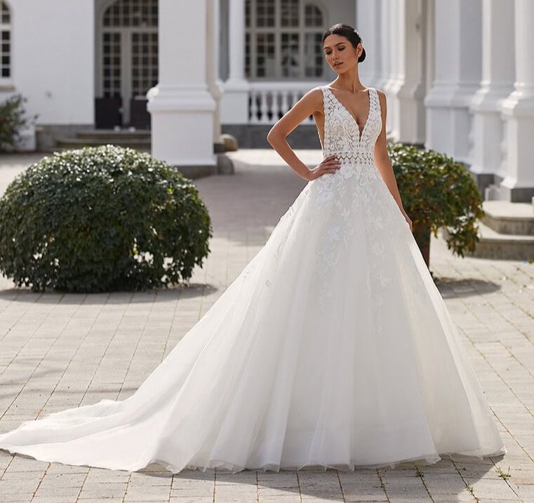 Elia face Pronovias robe de mariée princesse top dentelle décolleté V découpe profile ceinture taille jupe tulle applications de dentelle traîne magasin de robe de mariée Paris
